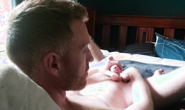 Jerking my uncut wood til I decorate myself in jism