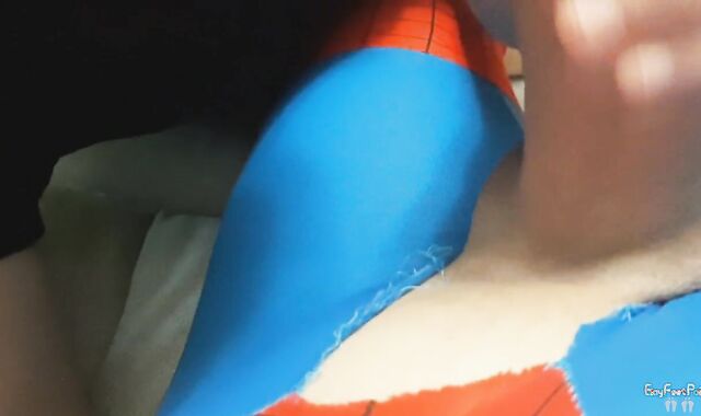 PIEDI E CAZZO DEL SUPEREROE NELLA MIA BOCCA