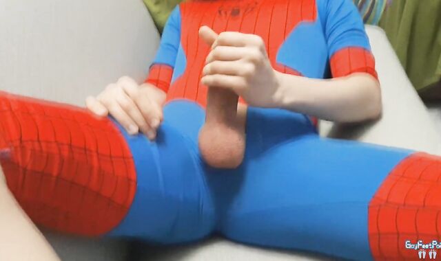 PIEDI E CAZZO DEL SUPEREROE NELLA MIA BOCCA