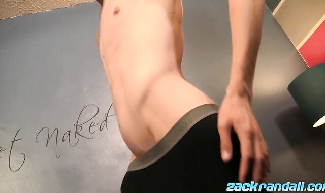 Dangled amateur Caesar Cumming shoots a load after fapping off his boy fuck-stick