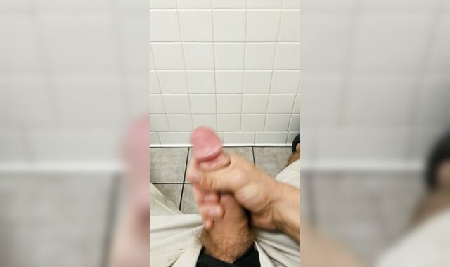 Ultra-Super-Cute quickie in random gas station bathroom