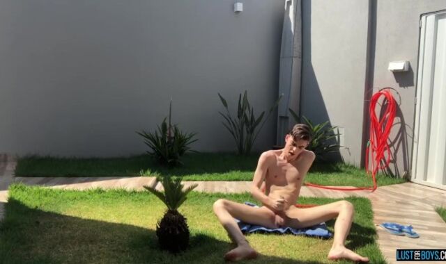 Supah-Uber-Cute twunk Henry Evans jizzes while jerking outdoors