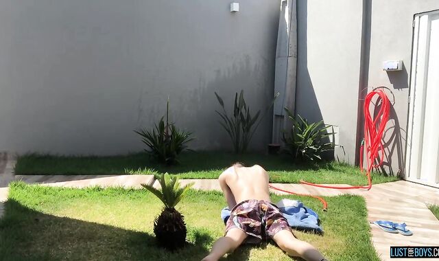 Supah-Uber-Cute twunk Henry Evans jizzes while jerking outdoors