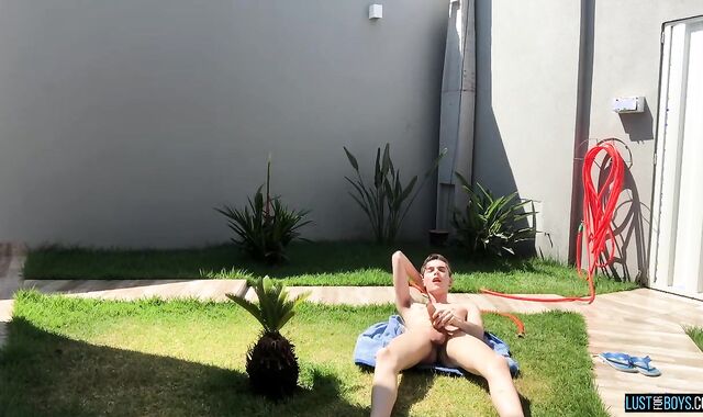 Supah-Uber-Cute twunk Henry Evans jizzes while jerking outdoors