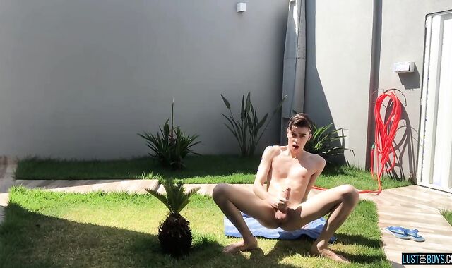 Supah-Uber-Cute twunk Henry Evans jizzes while jerking outdoors