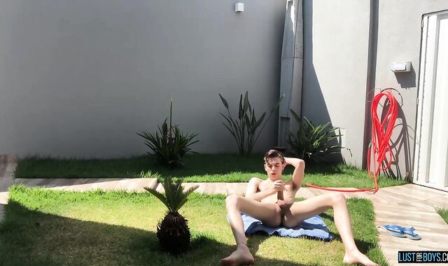 Supah-Uber-Cute twunk Henry Evans jizzes while jerking outdoors
