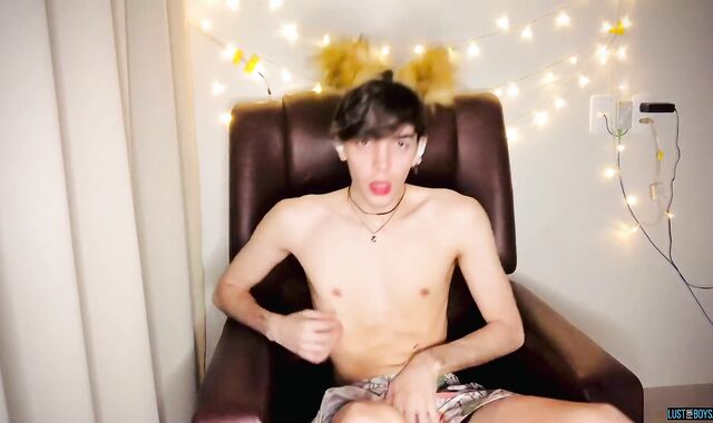 Lean youngster Henry Evans culo-screw plays while tugging solo