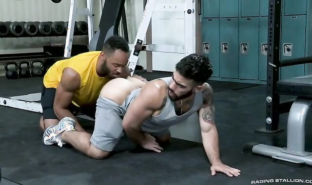 Outta The Park! – Rooney Marx Barebacks Papi Suave