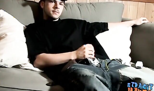 Jock thug milks his jism-pump before jizzing in his hatch