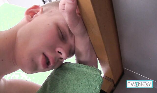 Pale Teen Matthew Faps Off His Suckable Dude-Meat To Take Nudes!