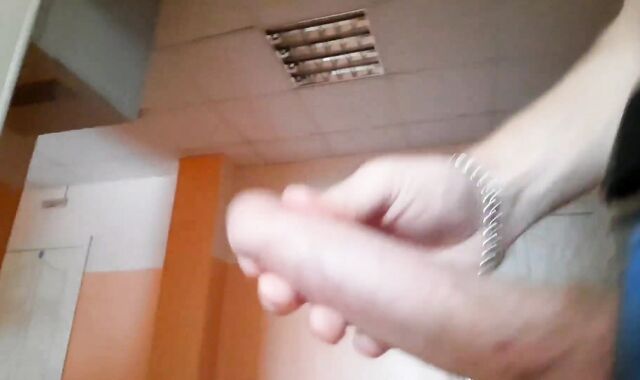 Парень пока ждал врача подрочил в БОЛЬНИЦЕ где его могли ЗАМЕТИТЬ в любой момент