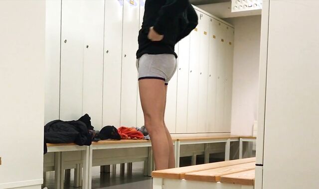 Supah-Kinky stud tugging off in the locker guest room