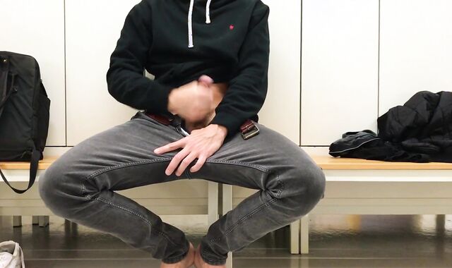 Supah-Kinky stud tugging off in the locker guest room