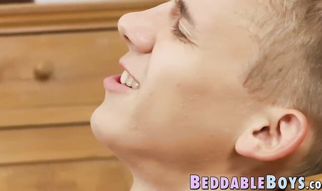 Muscled faggot tucks backside with giant man-meat in spitroast 3way