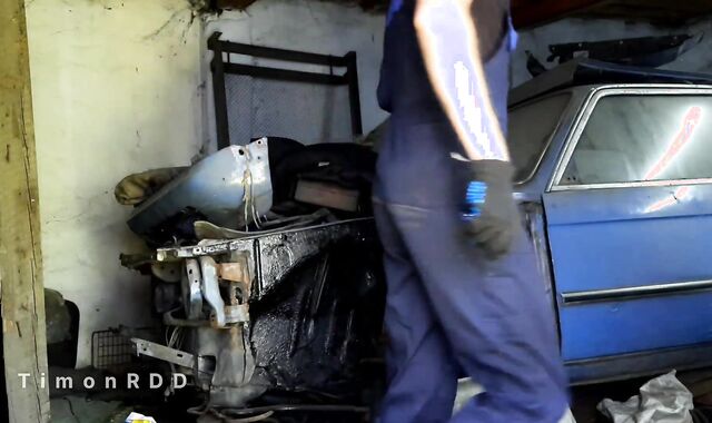 Auto mechanic found a enjoy mitten intercourse fucktoy in a client's camper and fucked her