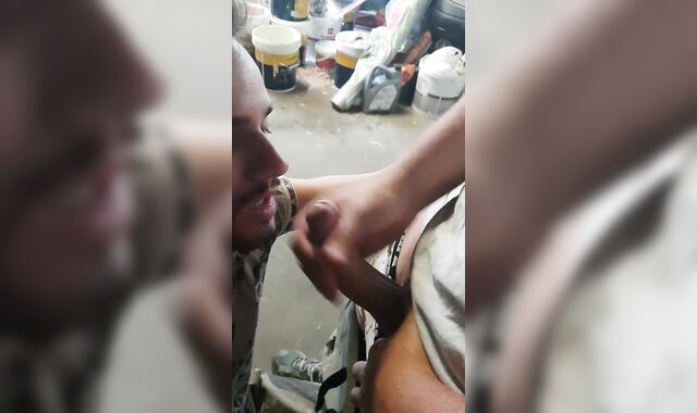 Ejac facial cumshot pop-shot au travail !