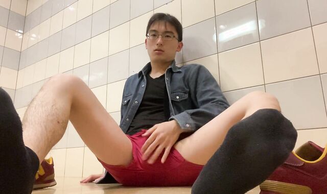 顔出し 男子高校生 半裸で巨根変態開脚オナニー アナルまで見せる 射精も精液も撮影 無修正 素人