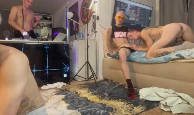 Пригласил друзей в гости и мы ебемся и тусим всю ночь