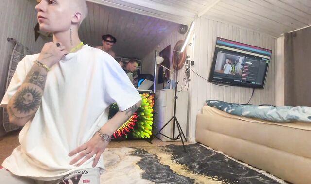 Пригласил друзей в гости и мы ебемся и тусим всю ночь