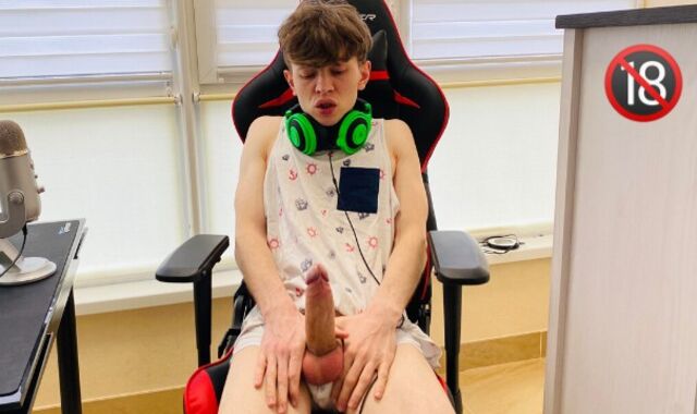 Gamer Draining his 9 Inch Beef Whistle / Use 2 forearms / Large Jizm / Monster Cock/