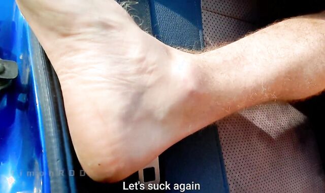 РУССКИЙ парень дрочит хуй В МАШИНЕ в лесу