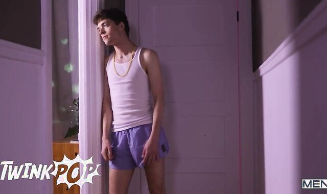 TWINKPOP - Troye Dean Can't Take His Eyes Of DJ Kenzo Alvarez Until He Eventually Gets What He Wants