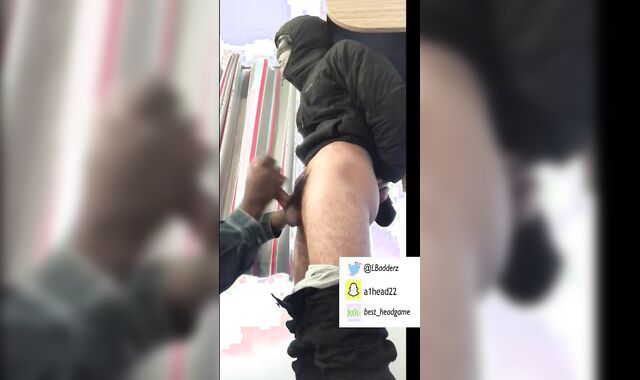 5 London roadmen budding their nut