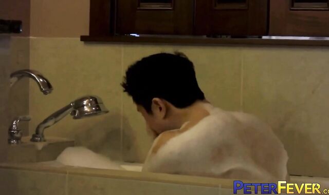 PETERFEVER Homo Jock Peter Le Demonstrates His Ripped Assets