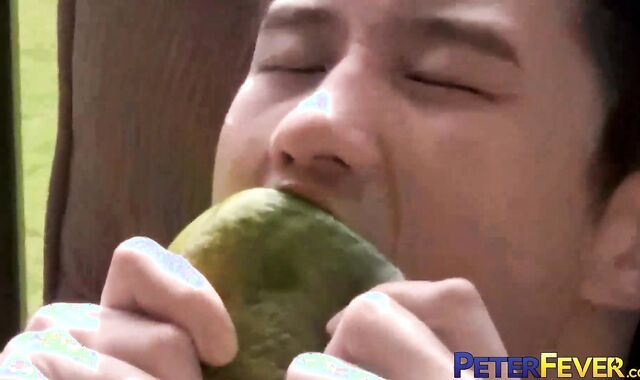 PETERFEVER Homo Jock Peter Le Demonstrates His Ripped Assets