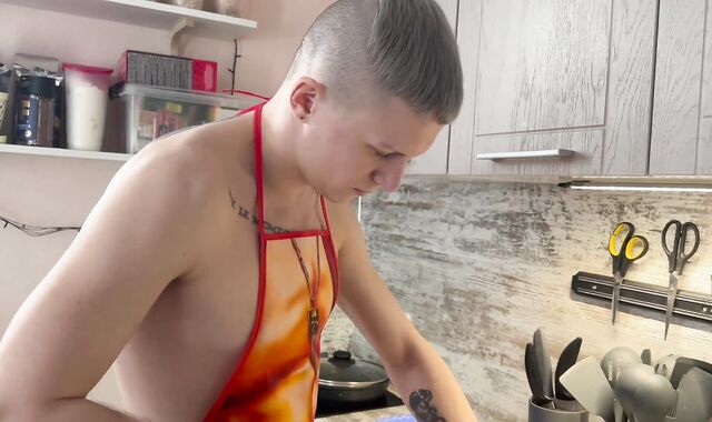 №437 Готовлю папочке завтрак голышом , увидев это он не удержался чтобы не вылизать меня