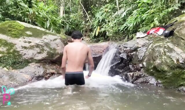 LATINO MILKS IN A WATERFALL AND CRAMS WITH MILK