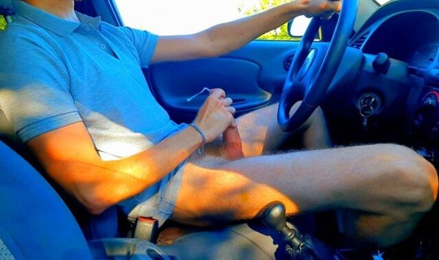 The driver wanks the rosy cigar right while the car is moving