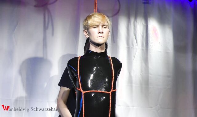 NICKY LATEX DAME BALL-BALL-GAGGED AND TIED