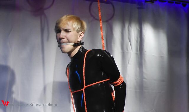 NICKY LATEX DAME BALL-BALL-GAGGED AND TIED