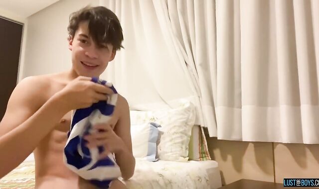 Puny lovely twunk Danny Bianchi jerks and shoots a flow solo