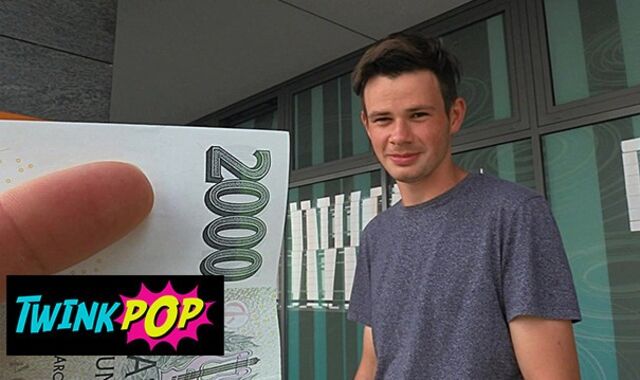 TWINKPOP - He Helps A Uber-Nice Stud Pay For His Parking Ticket For A Pound As Swap