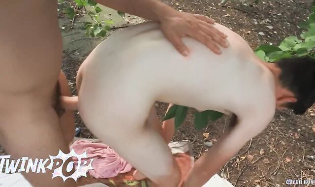 TWINKPOP - He Helps A Uber-Nice Stud Pay For His Parking Ticket For A Pound As Swap