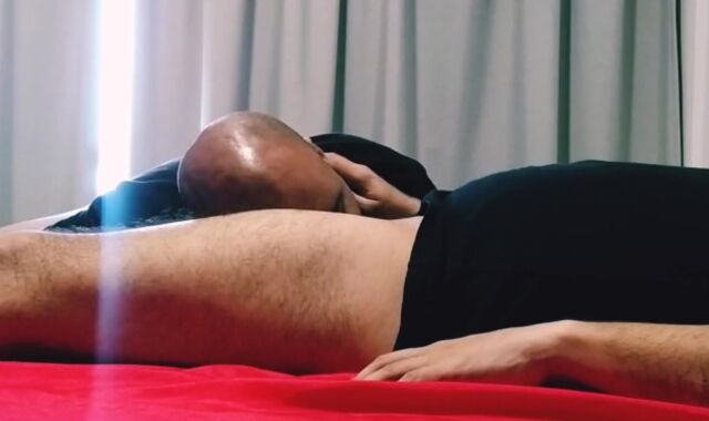 EL ENCARGADO DE MI DEPARTAMENTO ME PIDE QUE LE CHUPE LA VERGA A ESCONDIDAS