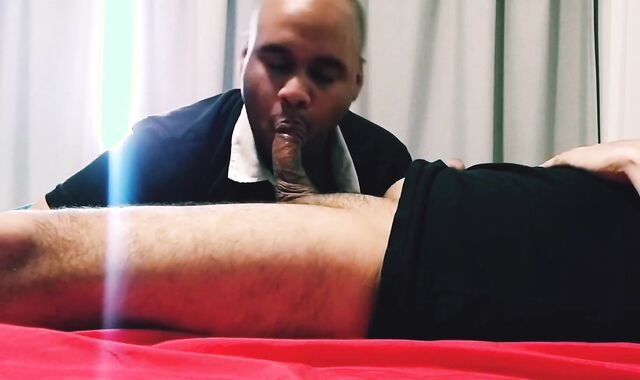 EL ENCARGADO DE MI DEPARTAMENTO ME PIDE QUE LE CHUPE LA VERGA A ESCONDIDAS