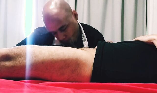 EL ENCARGADO DE MI DEPARTAMENTO ME PIDE QUE LE CHUPE LA VERGA A ESCONDIDAS