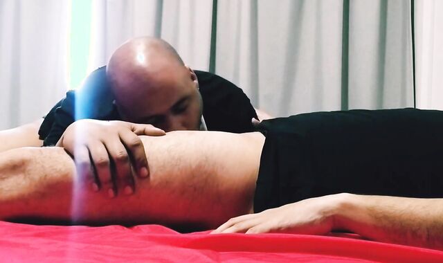 EL ENCARGADO DE MI DEPARTAMENTO ME PIDE QUE LE CHUPE LA VERGA A ESCONDIDAS