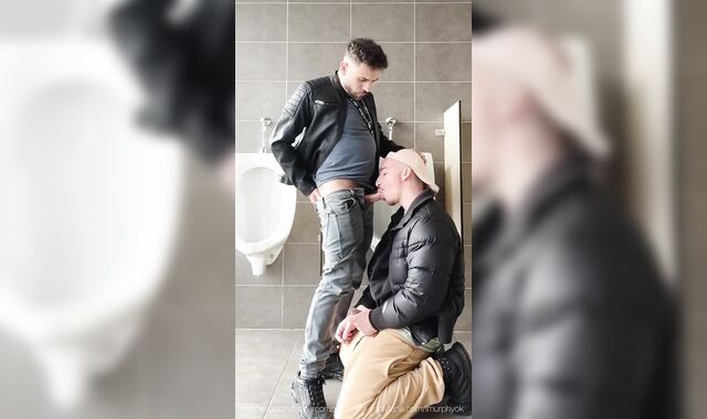 Personal trainer ravages without a rubber his pupil in the gym toilets