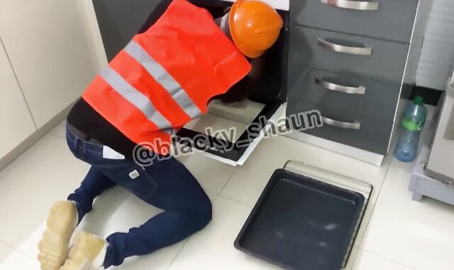 Ultra-Wild handyman plumbs employers hefty backside