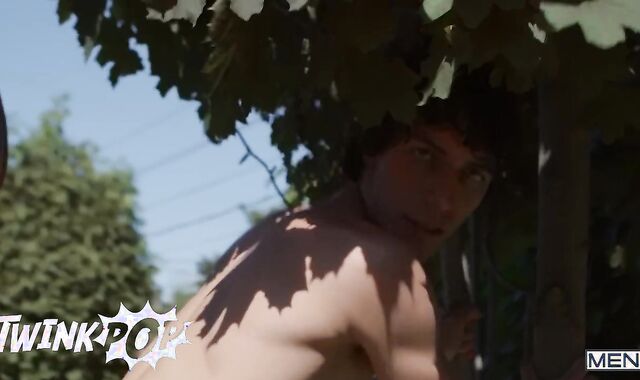 TWINKPOP - Kenzo Alvarez Rubs Cristiano's Body With His Own Cumscreen And Afterwards Adorns His Face Too