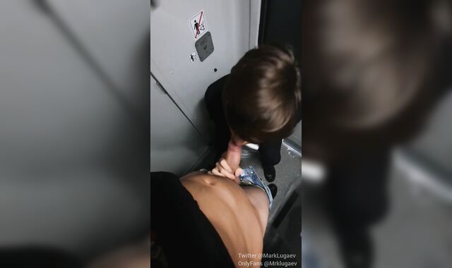 Twink blowjob's a stranger from the grinder in the train rest apartment, blows a load in his jaws and guzzles jism