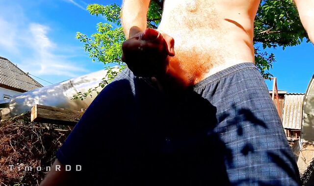 Country hetero man saws schlong with an erection in his pants and decides to masturbate