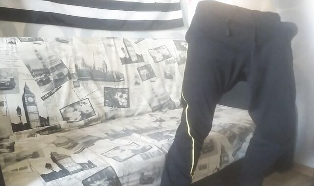 Пацан жёстко дрочит хуй в свободных штанах