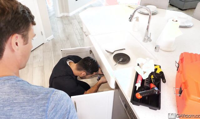 SHOWERBAIT Muscle Otter Spreads Tight Donk-Crevice For Plumber's Big Pecker