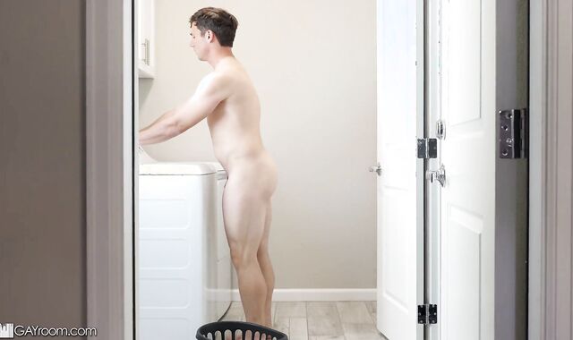 SHOWERBAIT Muscle Otter Spreads Tight Donk-Crevice For Plumber's Big Pecker