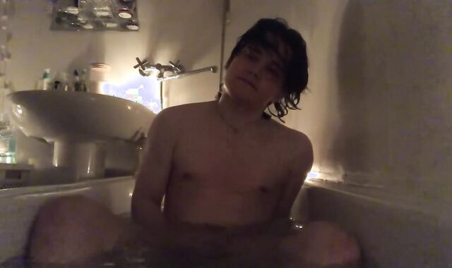 Young fellow takes a bath with candles and cum there
